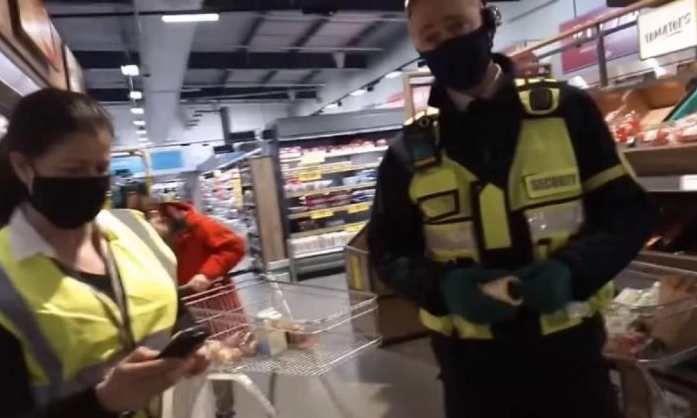 Πήγαν να αναγκάσουν ΑΜΕΑ χωρίς μάσκα να βάλει αυτοκόλλητο (ΒΙΝΤΕΟ)